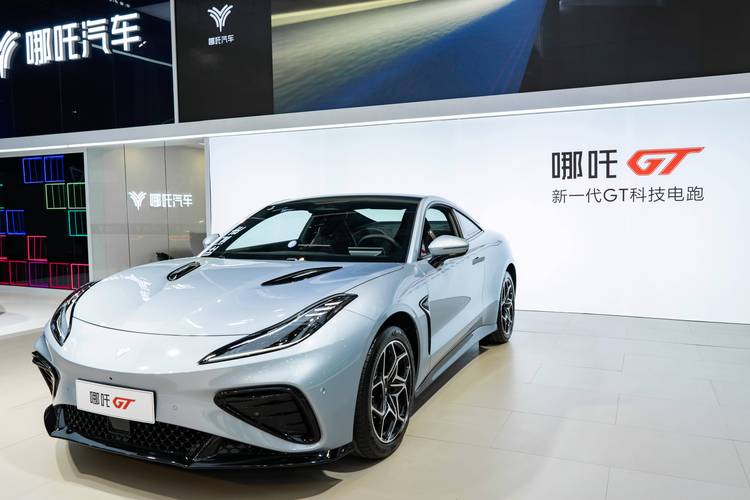 惠州142哪吒汽车在智能汽车领域的表现，领途汽车在新能源汽车市场中的影响力